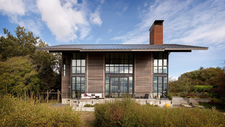 An unassuming home in Washington’s San Juan Islands is far more than meets the eye because it uniquely connects to the landscape while serving as a stylish canvas for the owners to display their new art collection